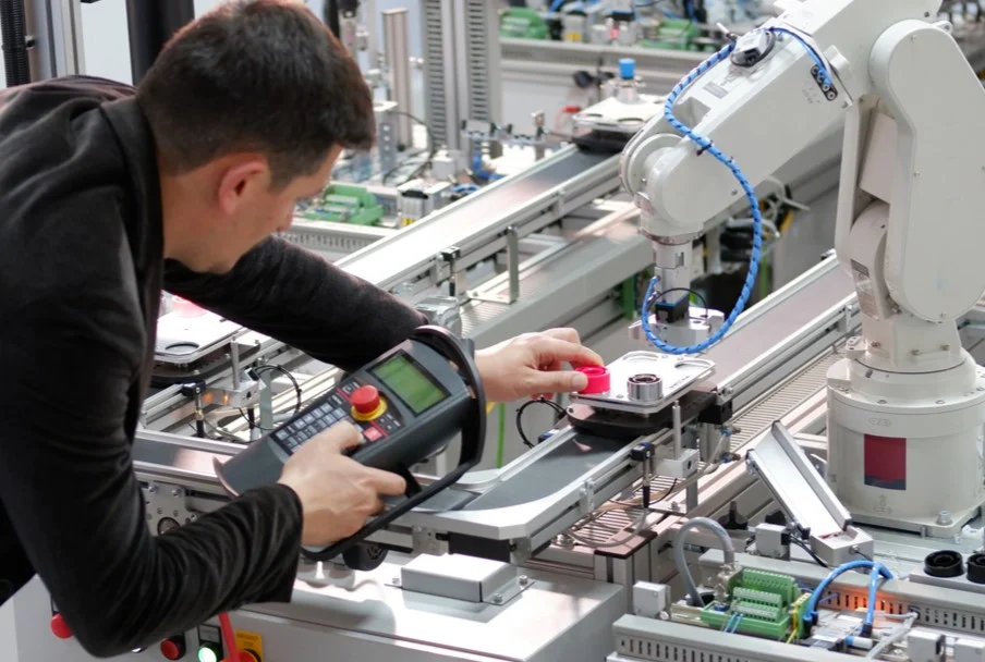 Mekatronik Nədir? – Yeni Nəsil Sənaye Texnologiyalarına Giriş